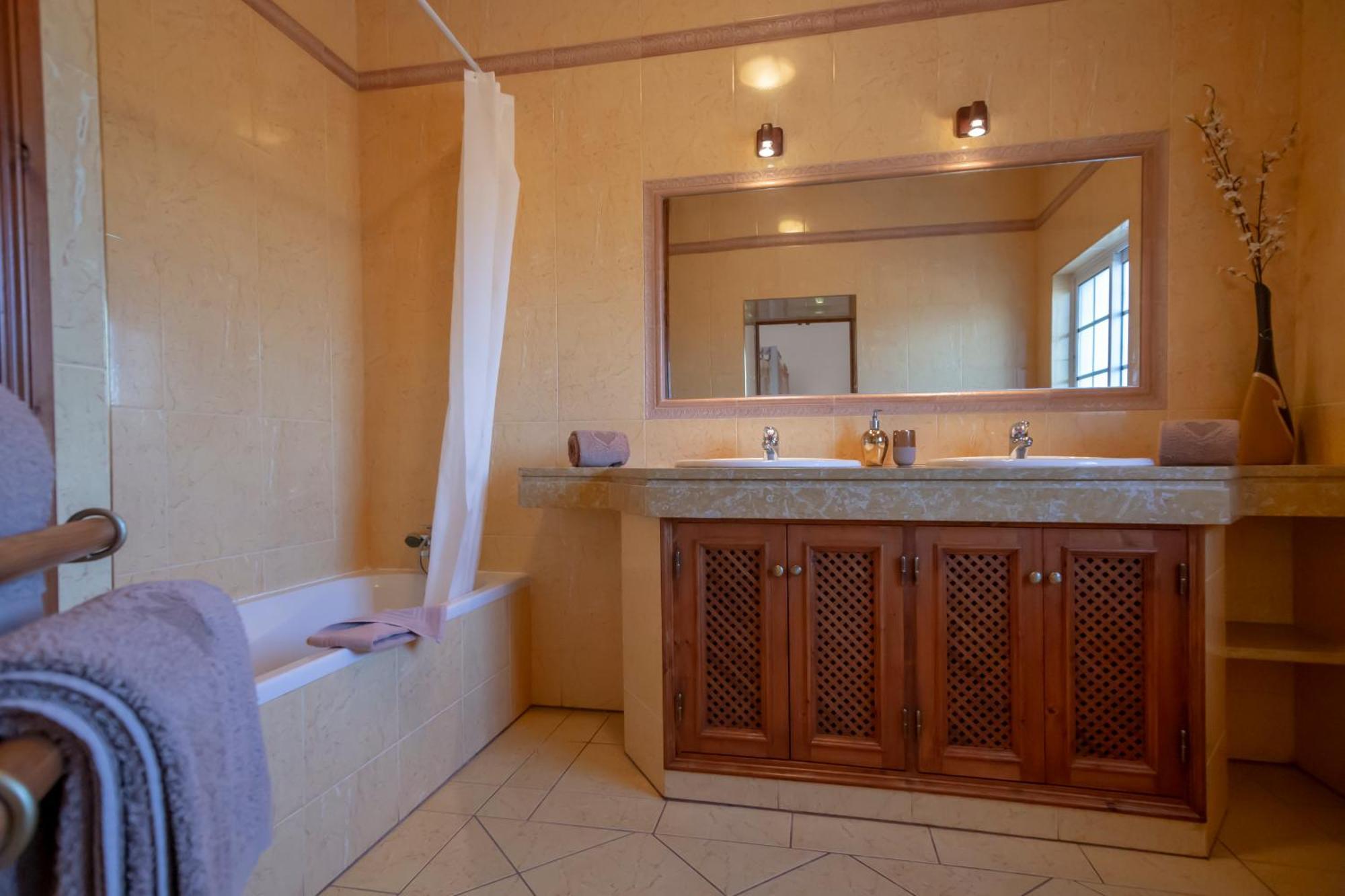 Al Meida Guesthouse Albufeira Luaran gambar