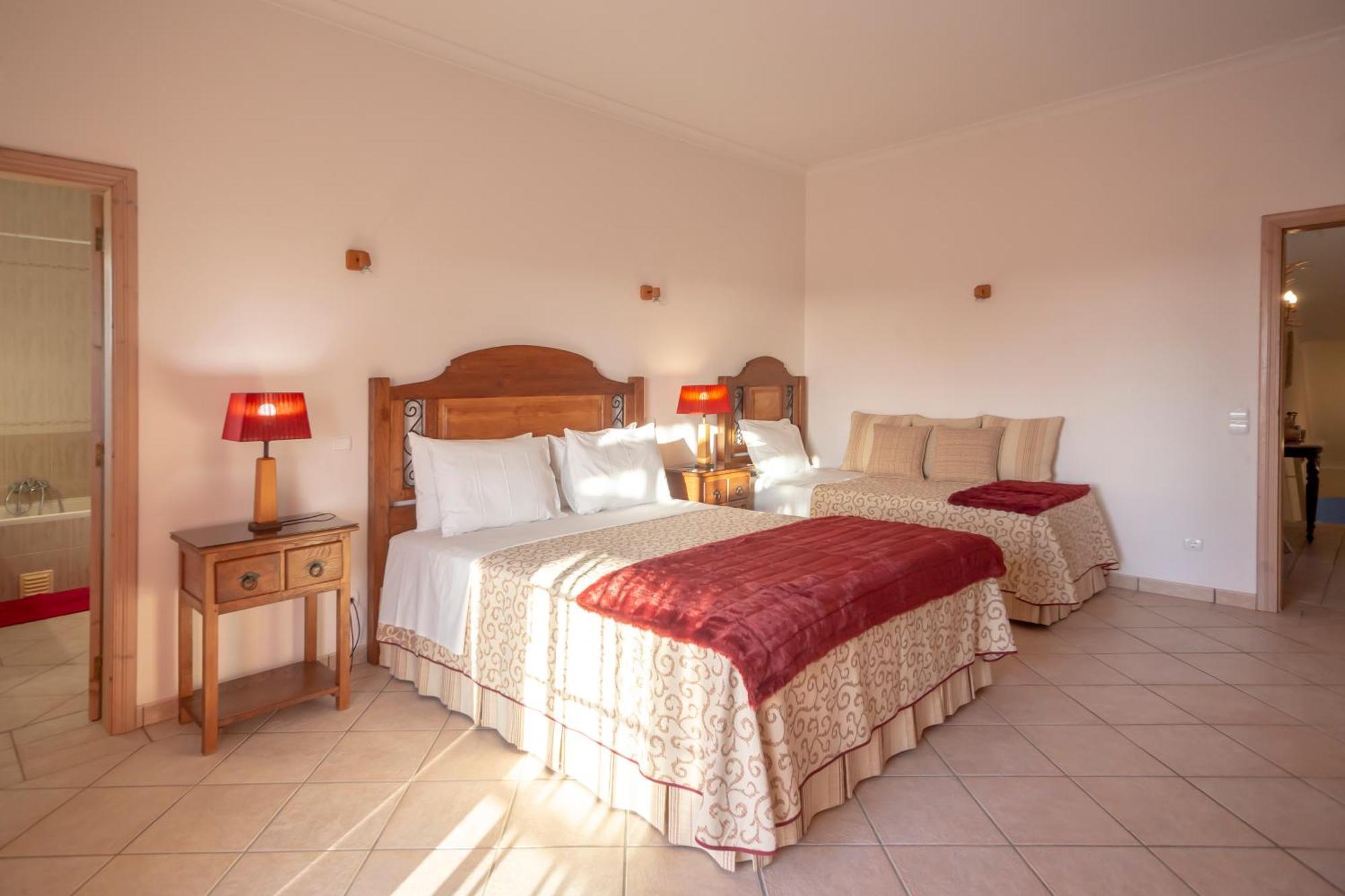 Al Meida Guesthouse Albufeira Luaran gambar