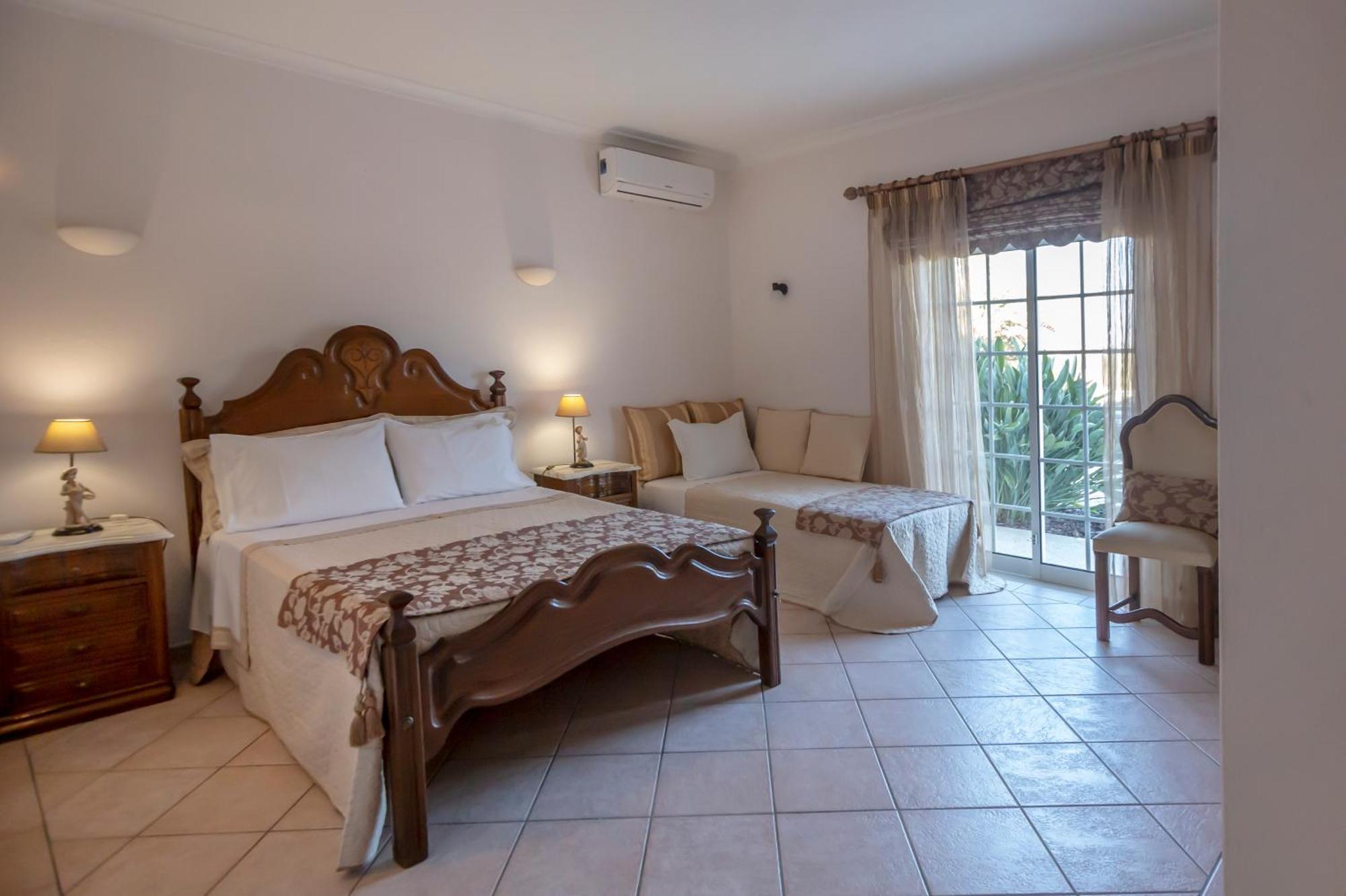 Al Meida Guesthouse Albufeira Luaran gambar