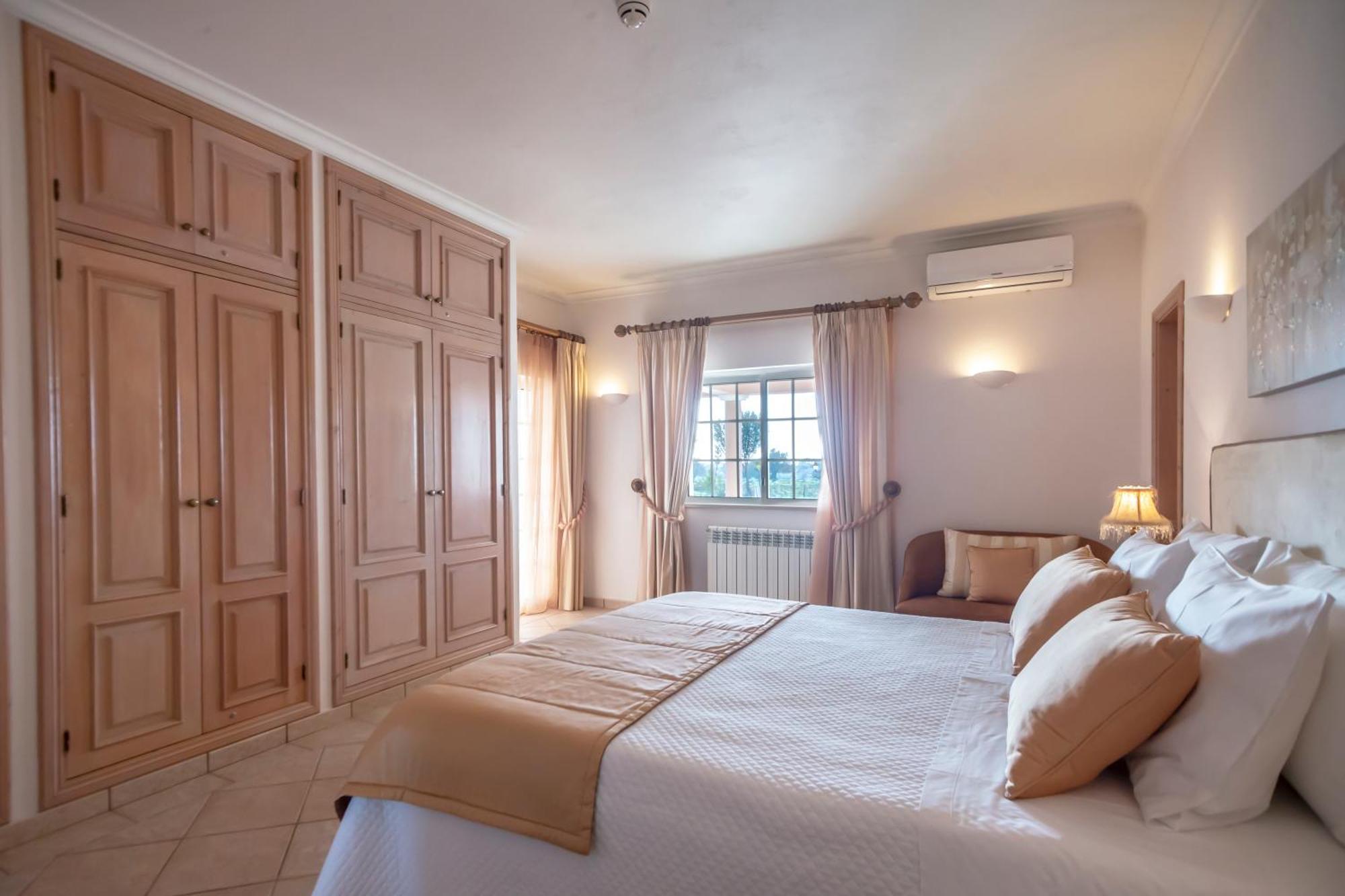 Al Meida Guesthouse Albufeira Luaran gambar