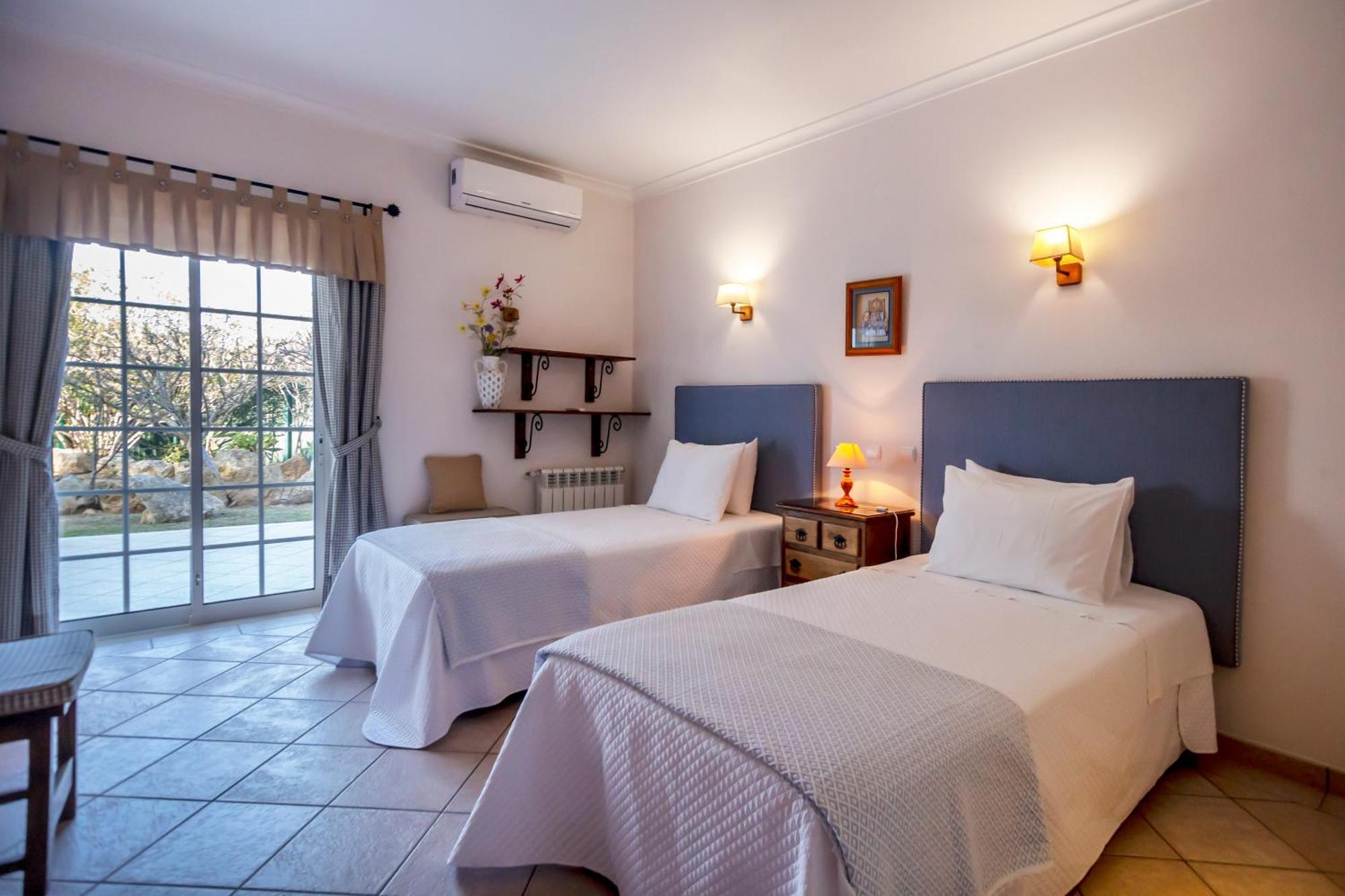 Al Meida Guesthouse Albufeira Luaran gambar